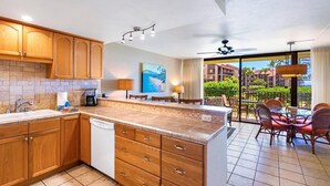 Fridge, microwave, oven, stovetop - Papakea PKH-205 by KBM (Napili-Honokowai)