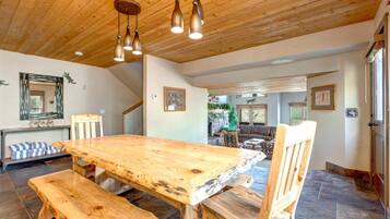 Studio (5 Bedrooms) | Dining