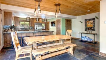 Studio (5 Bedrooms) | Dining