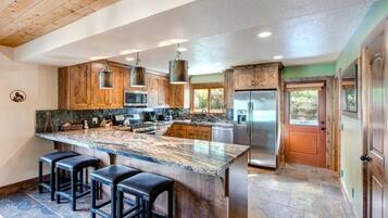 Studio (5 Bedrooms) | Private kitchen | Fridge, microwave, oven, stovetop