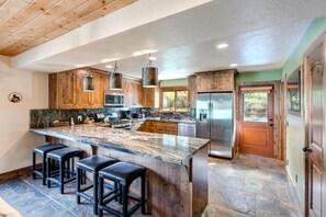 Studio (5 Bedrooms) | Private kitchen