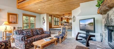 Estúdio (5 Bedrooms) | Sala de estar | TV, lareira