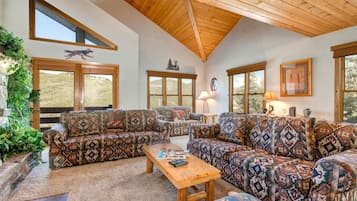 Studio (5 Bedrooms) | Living room | TV, fireplace