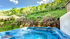 A hot tub with a view of a lush green hillside. - Nastar-Lowell 4 Bedrooms plus Loft PLA-1155 by KBM (Park City)