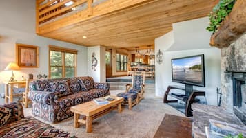 Studio (5 Bedrooms) | Living room