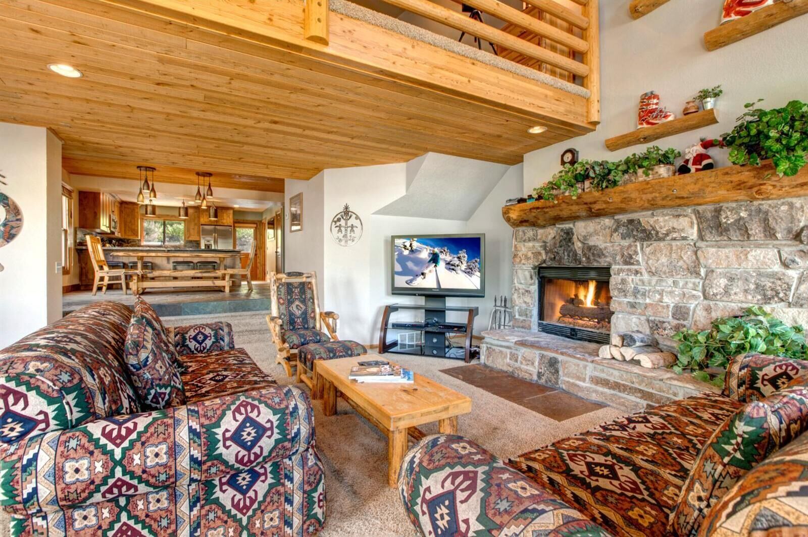 Byhus - 5 soveværelser (Hot Tub, Ground Floor, (PLA-1155)) | Stue | Tv, pejs