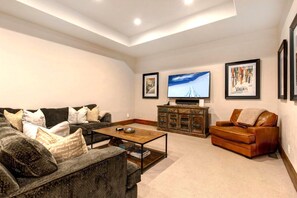 Studiolejlighed (4 Bedrooms) | Stue | Tv, pejs, dvd-afspiller, bordfodbold