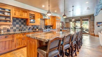 Studio (4 Bedrooms) | Private kitchen