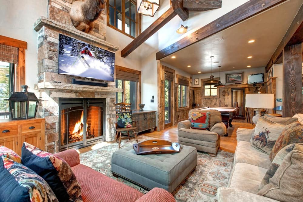 Rossi Hill 4 Bedrooms PRH-685 by KBM