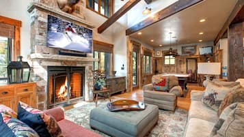 Estudio (4 Bedrooms) | Sala de estar | Televisión, chimenea y reproductor de DVD