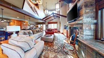 Studio (4 Bedrooms) | Living room | TV, fireplace, DVD player
