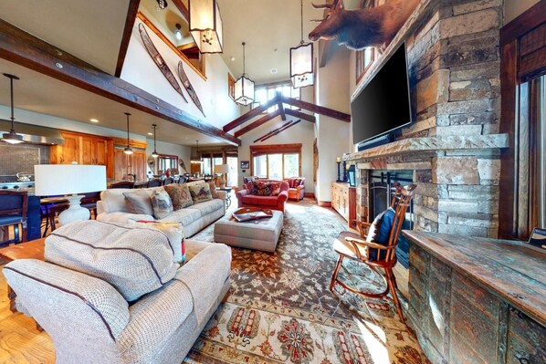 Studio (4 Bedrooms) | Living room | TV, fireplace, DVD player