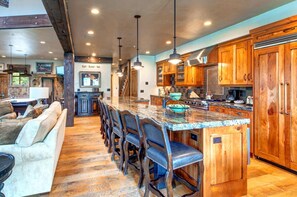 Studio (4 Bedrooms) | Private kitchen | Fridge, microwave, oven, stovetop