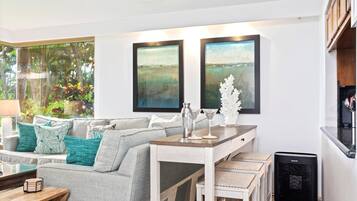 Villa, 2 slaapkamers (Ocean View, Sleeps 6 (POL-109)) | Woonkamer | Een televisie