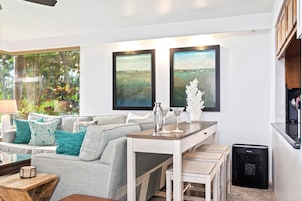 Vila, 2 quartos (Ocean View, Sleeps 6 (POL-109)) | Sala de estar | TV