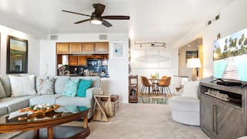 Vila, 2 quartos (Ocean View, Sleeps 6 (POL-109)) | Sala de estar | TV
