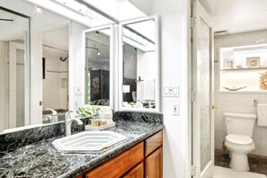 Íbúð (2 Bedrooms) | Baðherbergi | Sturta, snyrtivörur frá þekktum framleiðendum