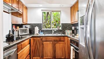Condo (2 Bedrooms) | Cozinha privada | Geladeira, micro-ondas, fogão, cafeteira/chaleira