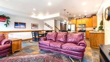 Studio (4 Bedrooms) | Oppholdsrom | En 32-tommers LCD-TV med Parabol-TV samt TV