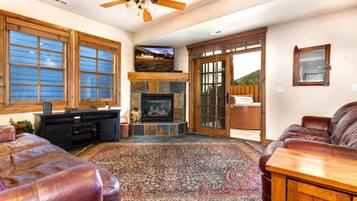 Studio (4 Bedrooms) | Ruang keluarga | Televisi LCD 32-inci dengan saluran TV satelit dan TV