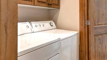 Studio (4 Bedrooms) | Laundry room