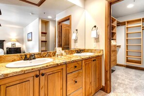 Studio (4 Bedrooms) | Salle de bain | Douche, articles de toilette griffés