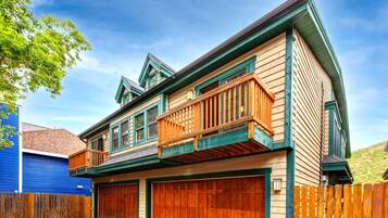 Studio (4 Bedrooms) | Tempat parkir | Parkir gratis di sekitar