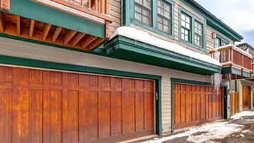 开间 (4 Bedrooms) | 停车 | 附近有免费停车设施