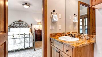 Studio (4 Bedrooms) | Bathroom | Shower, designer toiletries