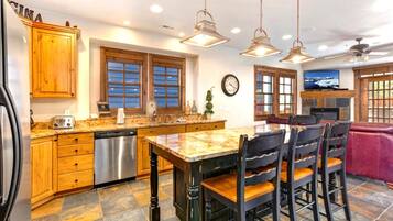 开间 (4 Bedrooms) | 私人厨房 | 冰箱、微波炉、烤箱、茶具/咖啡用具