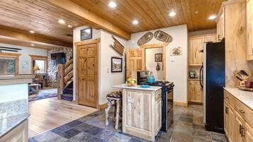 Condo (3 Bedrooms) | Cuisine privée | Réfrigérateur, four à micro-ondes, un four, lave-vaisselle