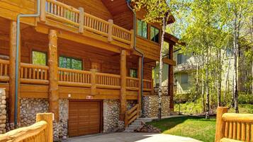 Condo (3 Bedrooms) | Parking | Free parking nearby