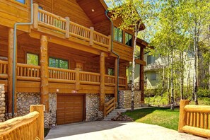 Condo (3 Bedrooms) | Parking | Free parking nearby