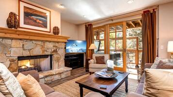 Condo (3 Bedrooms) | Front of property