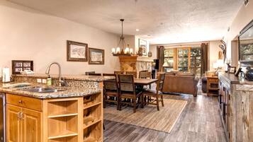 Condo (3 Bedrooms) | Restaurantes