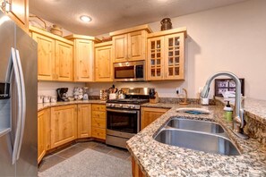 Condo (3 Bedrooms) | Private kitchen | Fridge, microwave, oven, stovetop