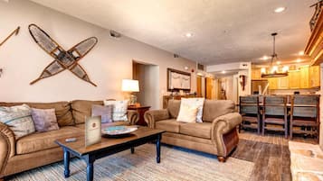 Condo (3 Bedrooms) | Sala de estar | Televisión, chimenea y reproductor de DVD