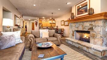 Condo (3 Bedrooms) | Sala de estar | TV, lareira, DVD player