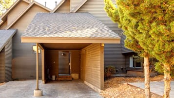 Studio (4 Bedrooms) | Parkplätze | Parken ohne Service (kostenlos)