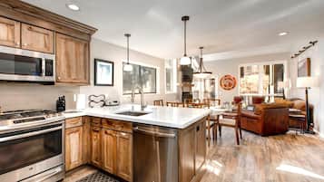 Studio (4 Bedrooms) | Private kitchen | Fridge, microwave, oven, stovetop