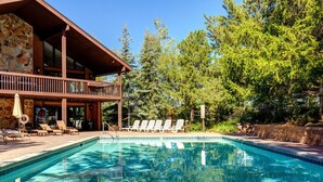 A swimming pool with lounge chairs and a wooden deck. - Red Pine 4 Bedrooms RPT-14T by KBM (Park City)