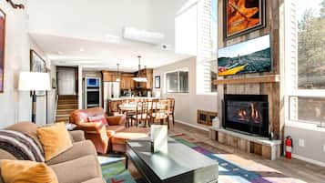 Studio (4 Bedrooms) | Wohnzimmer | Fernseher, Kamin, DVD-Player