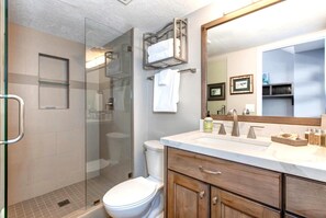 Studiolejlighed (4 Bedrooms) | Badeværelse | Bruser, designertoiletartikler