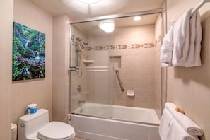 コンドミニアム (2 Bedrooms) | バスルーム | シャワー、デザイナーバスアメニティ