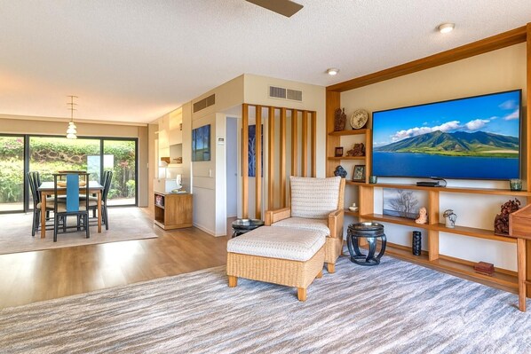 Condo (2 Bedrooms) | Phòng khách | TV 