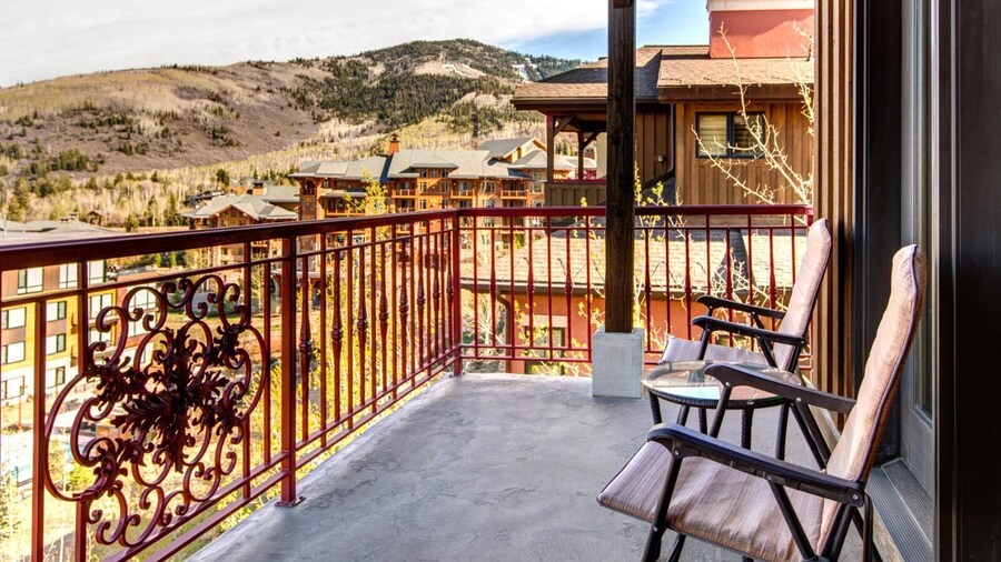 Vintage On The Strand 4 Bedrooms VIN-17 by KBM