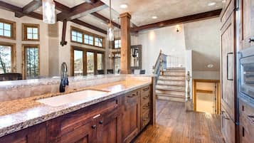 Studio (4 Bedrooms) | Private kitchen | Fridge, microwave, oven, stovetop