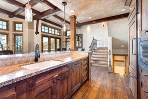 Studio (4 Bedrooms) | Private kitchen | Fridge, microwave, oven, stovetop