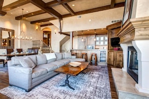 Studio (4 Bedrooms) | Salle de séjour | Foyer
