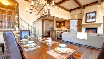 Studio (4 Bedrooms) | Wohnzimmer | Fernseher, Kamin